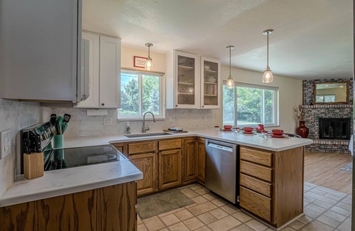 Redlands House | Tanglewood: Spacious Yard & Pet-Friendly Retreat!