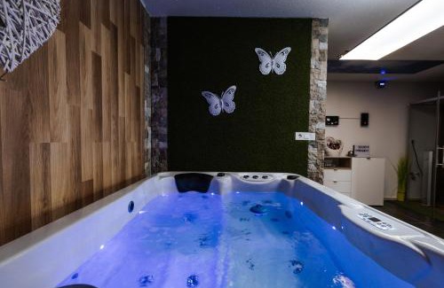 Bostanj House | Tanja s Holiday Home in Nature with sauna and hot tub