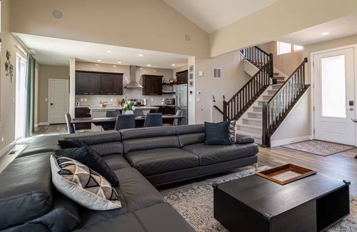 Brighton House | Tanner Peak: Wellness Business Entertainment