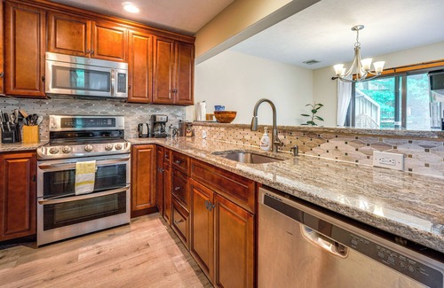 Tannersville Cottage | Tannersville Resort Home w/Deck & Gas Grill!