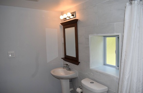 Tannersville Hotel | Tannersville Village on SawMill Creek Room #5 - 1 Queen