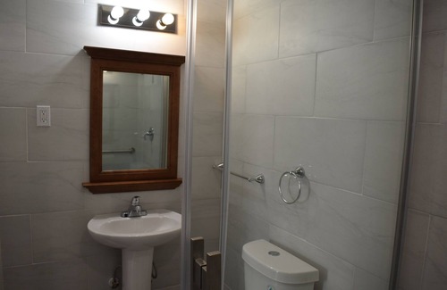 Tannersville Hotel | Tannersville Village on SawMill Creek Room #6 - 1 Queen