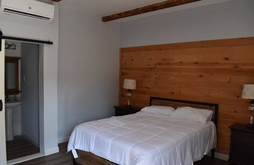 Tannersville Hotel | Tannersville Village on SawMill Creek Room #7 - 1 Queen