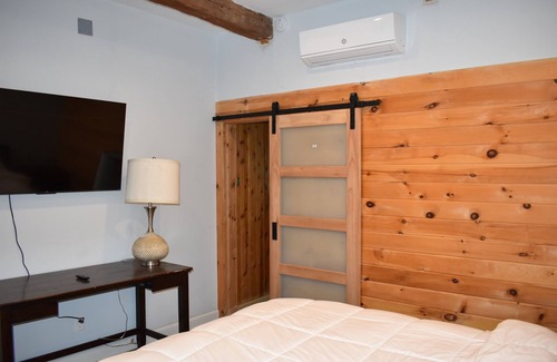 Tannersville Hotel | Tannersville Village on SawMill Creek Room #8- 2 Queen Bd