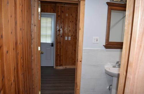 Tannersville Hotel | Tannersville Village on SawMill Creek Room #8- 2 Queen Bd
