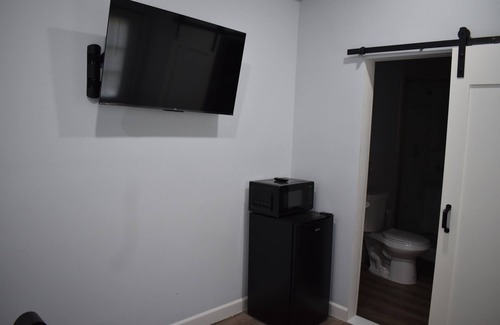 Tannersville Hotel | Tannersville Villageon SawMill Creek Room #9- 1 Queen