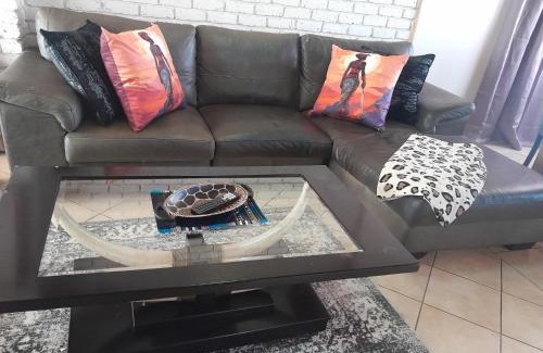 Lyttelton Manor House | TANS - 1 bedroom luxury & cosy home walking distance to Doringkloof Mall