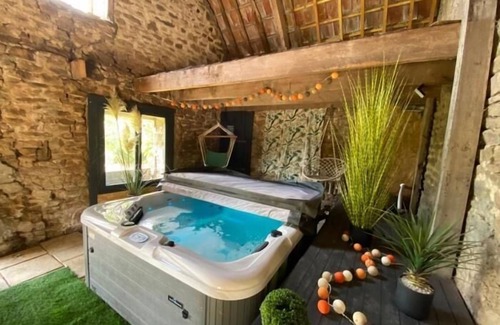 Le Luot Cottage | Tanzanie 20 people : unusual housing, spa, Billiard, 30min sea
