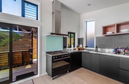 Oneroa House | Taonga with panoramic ocean views - Welcome to Taonga, a premium holiday home nestled on the edge of Oneroa. With three bedrooms and 1.5 luxury bathrooms this property is perfect for three couples of a family group. Its elevated position offers a sup