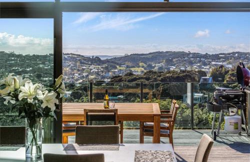 Oneroa Villa | Taonga with Sea Views by Waiheke Unlimited