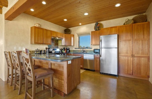 El Prado House | Taos Raven House, gorgeous mountain views between Taos Ski Valley and Taos Plaza