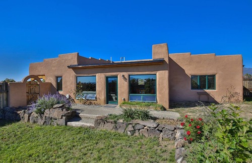 El Prado House | Taos Raven House, gorgeous mountain views between Taos Ski Valley and Taos Plaza