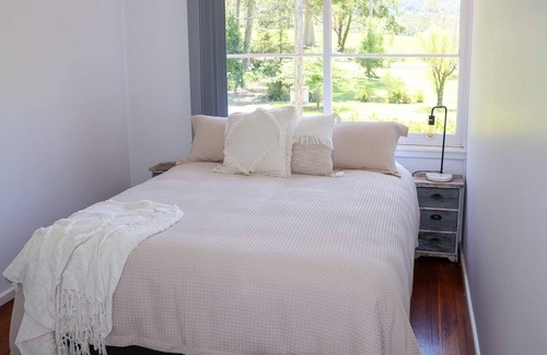 Tapitallee House | Tapitallee Cottage a stunning rural property at the foot of Cambewarra Mountain