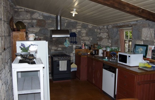 Port Fairy Cottage | Tara Cottage1850s Bluestone Whalers Cottage