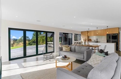 Mangawhai House | Tara Crest - Large, stylish, sunny holiday home in a beautiful rural setting