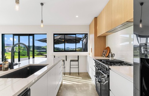 Mangawhai House | Tara Crest - Large, stylish, sunny holiday home in a beautiful rural setting