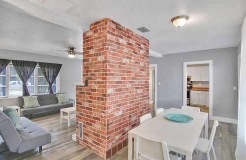 Tarpon River House | Tarpon River Getaway – Modern 2 BDR on Water