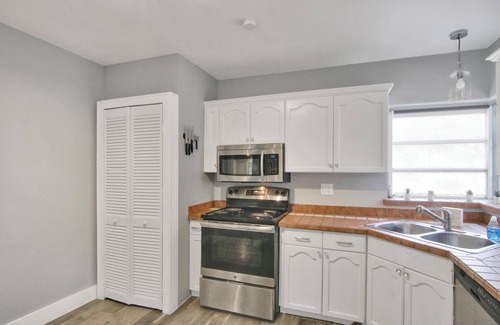 Tarpon River House | Tarpon River Getaway – Modern 2 BDR on Water
