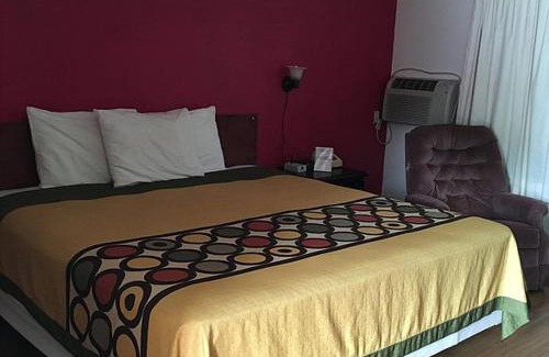Marinette Hotel | Tarragon Motel
