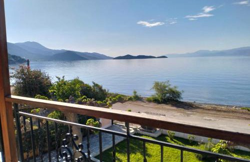 Marathias House | Tas Millstone Seaside House