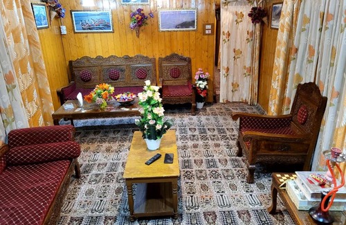 Dal Lake Boat Rental | Tashkand Houseboat