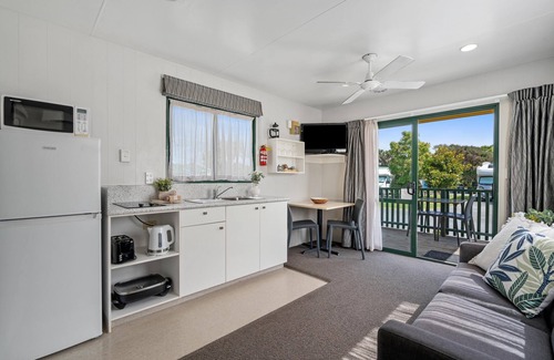 Waitakaruru Hotel | Tasman Holiday Parks - Miranda