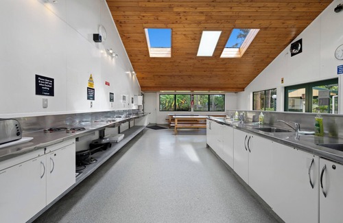 Waitakaruru Hotel | Tasman Holiday Parks - Miranda