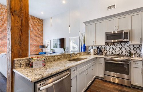 French Quarter Apartment | 🌟TASTE OF DOWNTOWN 4 BEDROOM/4 BATH + SLEEPER SOFA