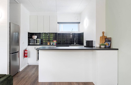 Parkville Apartment | Tasteful 1-Bed Apartment with Balcony Seating