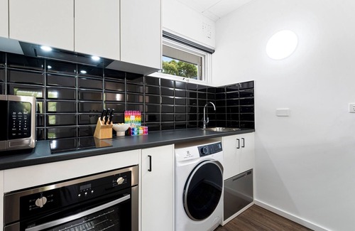 Parkville Apartment | Tasteful 1-Bed Apartment with Balcony Seating