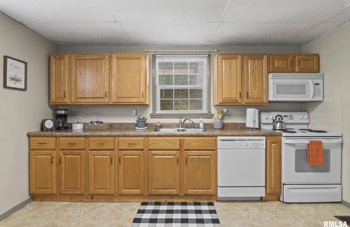 Springfield House | Tasteful 2-bedroom house with AC, WiFi near Springfield Memorial