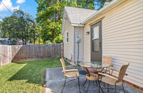 Springfield House | Tasteful 2-bedroom house with AC, WiFi near Springfield Memorial
