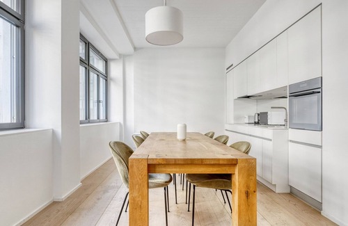 District 9 Apartment | Tasteful Altstetten 4 Room, 2 mins walk to market, by Blueground