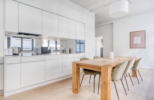 District 9 Apartment | Tasteful Altstetten 4 Room, 2 mins walk to market, by Blueground