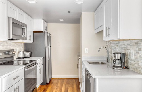 Ballston Apartment | Tasteful Ballston 1BR w/Concierge, W/D & Pool, near Metro, by Blueground