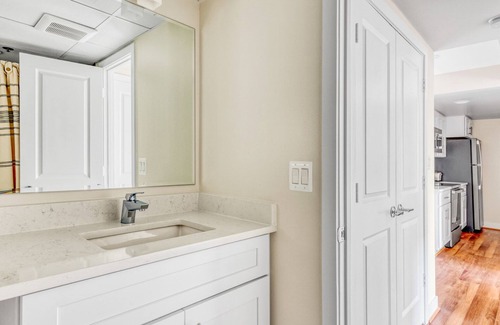 Ballston Apartment | Tasteful Ballston 1BR w/Concierge, W/D & Pool, near Metro, by Blueground