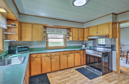 Westmoreland House | Tasteful Country Home on 5 Acres ~ 3 Mi to Lake!