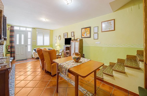 Mahora House | Tasteful holiday home in Mahora with balcony/terrace