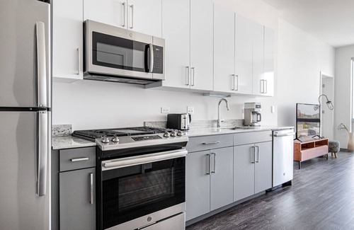 Logan Square Apartment | Tasteful Logan Square 2BR w/Gym, Roof Deck, 1 block to L, by Blueground