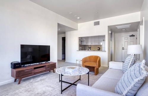 Evergreen Park Apartment | Tasteful Palo Alto 2BR w/W/D, Pool & Spa, near 280 & 101, by Blueground