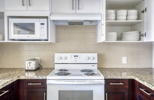 Evergreen Park Apartment | Tasteful Palo Alto 2BR w/W/D, Pool & Spa, near 280 & 101, by Blueground