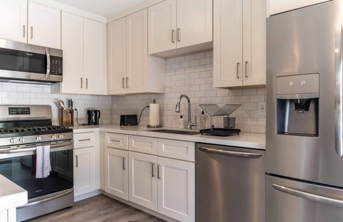 Redondo Beach Apartment | Tasteful Redondo Beach 2BR, walk to Shops & Restaurants, by Bluueground