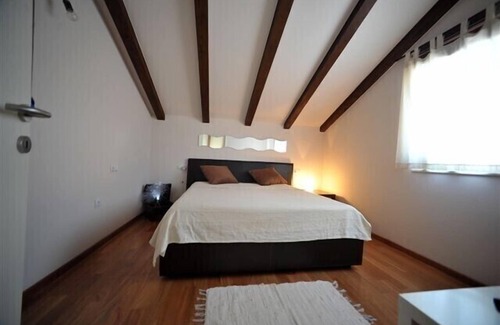 Murter House | Tasteful vacation home for max. 6 persons (3 bedrooms), only 50m from the beach