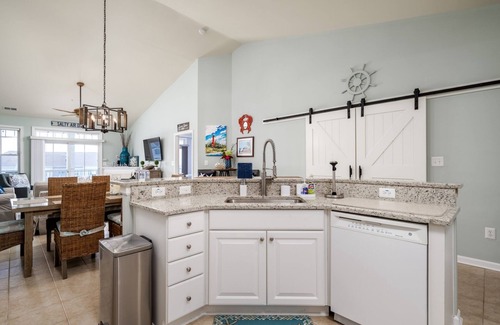 Sunset Island Condo | Tastefully decorated for a relaxing vacation! Waterfront, FREE Linen/Towel pkg