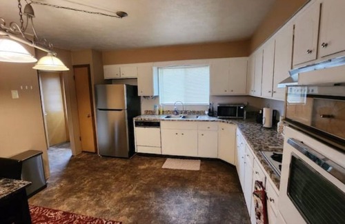 Euclid House | Tastefully Furnished 3bd @Euclid