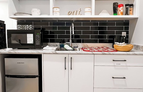 Langford House | Tastefully furnished new studio in Bear Mountain