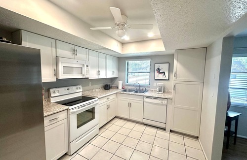 Venice Gardens House | Tastefully furnished Florida house with pool and spa