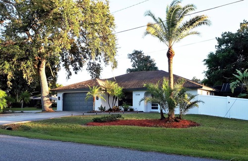 Venice Gardens House | Tastefully furnished Florida house with pool and spa