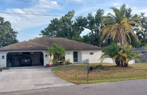 Venice Gardens House | Tastefully furnished Florida house with pool and spa