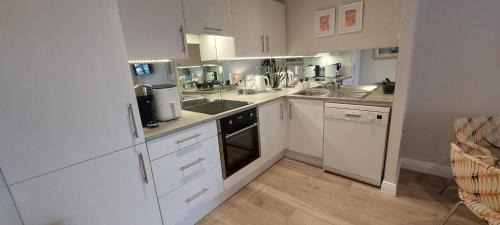 City Centre Dublin Apartment | Tastefully Refurbed 2bed - 3 mins to Trinity & Docks